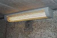 Vandals�kra belysningsarmaturer till g�ngtunnlar i H�kar�ngen och Farsta Strand.